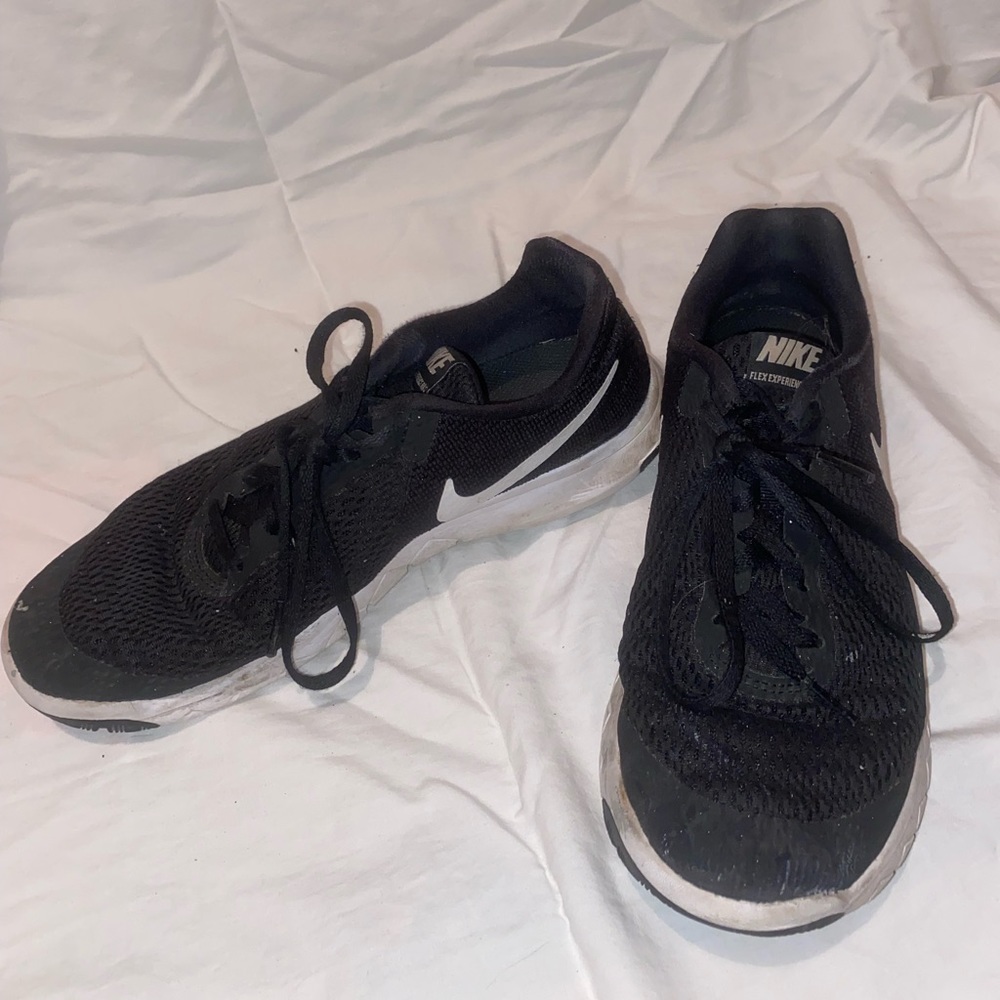 black nike free runs